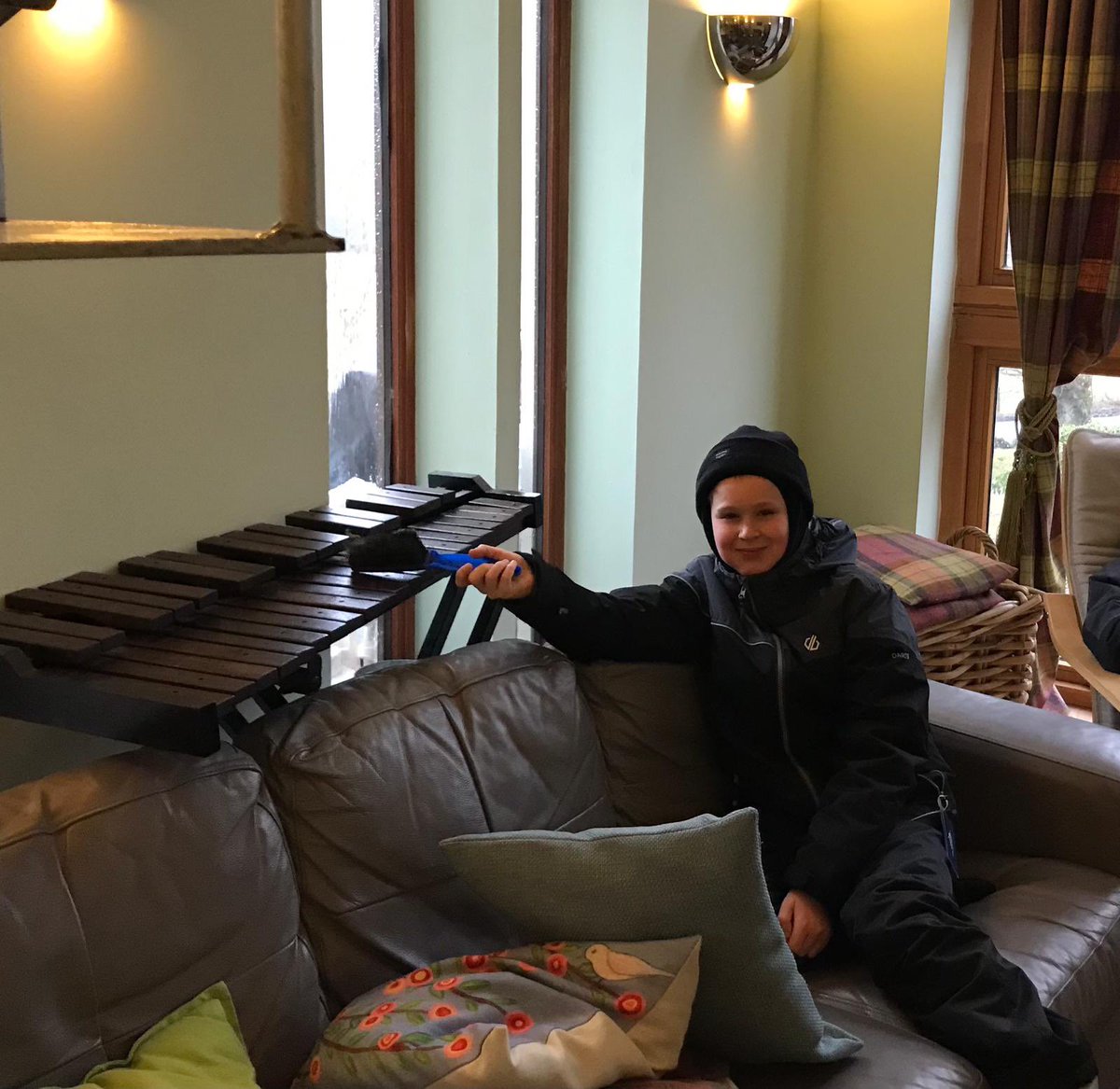 SchoolCluny's tweet photo. Chilling out after a full day of skiing! https://t.co/JMZoN6L6Ky