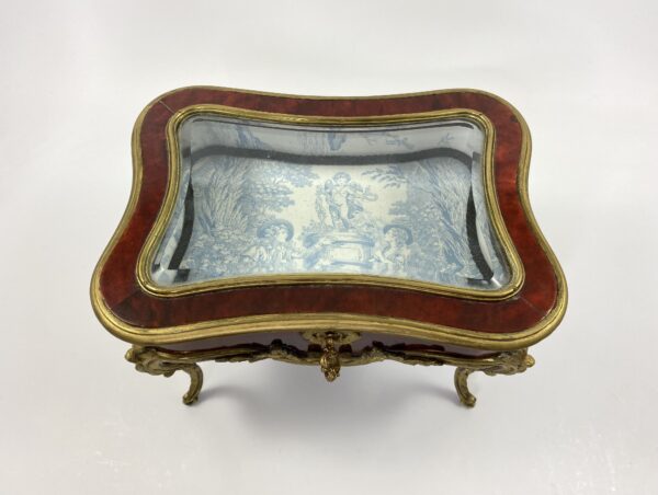 A charming Louis XV table with two dolphins engraved on the key plate. An image of cupid is printed inside the cabinet, standing in a garden with a shepherd and his shepherdess. C. 1900 📷@philipcarrol