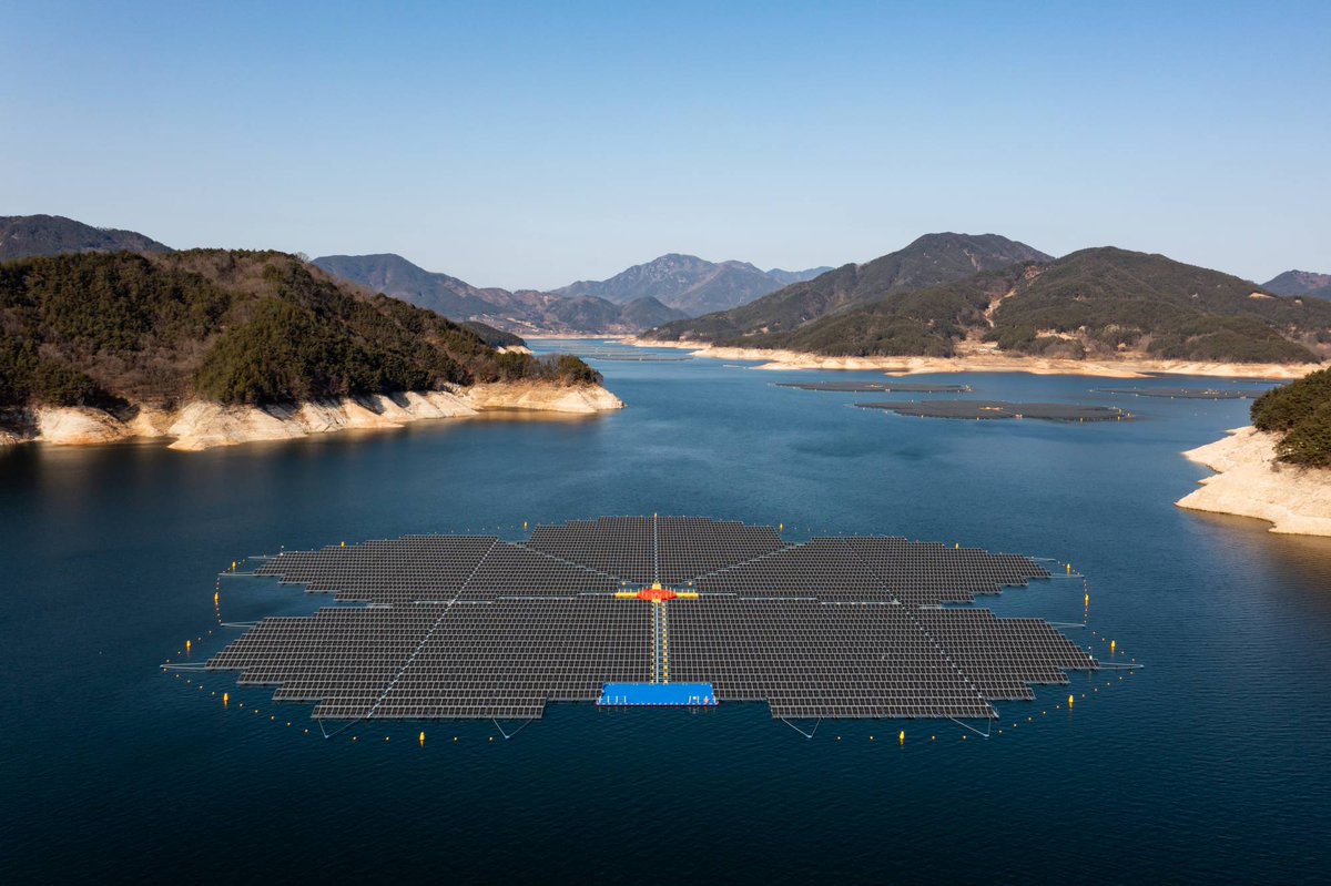 davidmgre's tweet photo. 17 PV panels shaped as flowers capable of generating 41 MW of power in Hapcheon, Korea. The community requested the flower shape to make them more appealing. https://t.co/HDZjGgvlYn