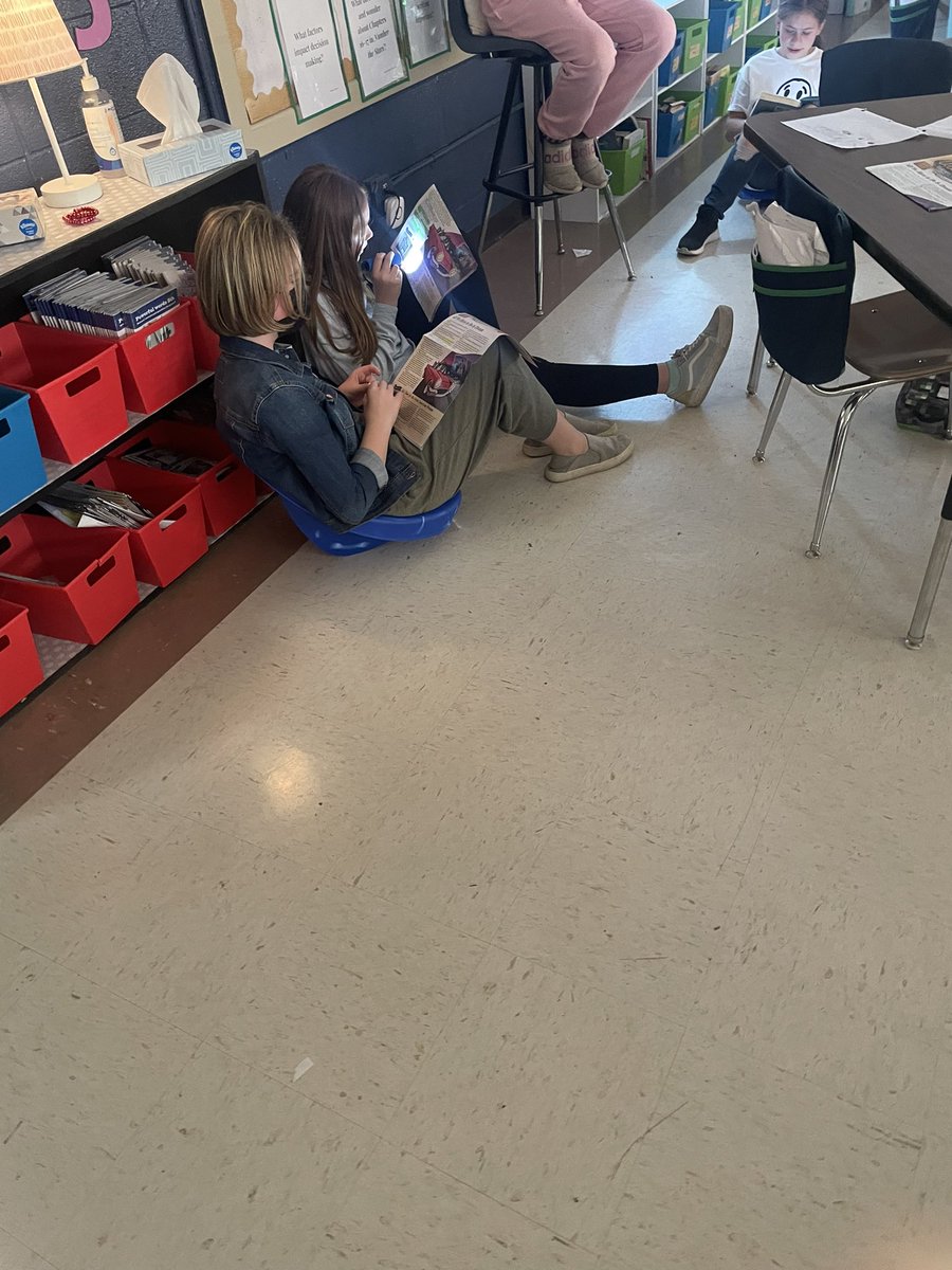 JennaFleming81's tweet photo. We squeezed in some flashlight reading at the end of the day for Read Across America day! #ReadAcrossAmericaDay2022 #Flemingforce https://t.co/AqixvVjjPp