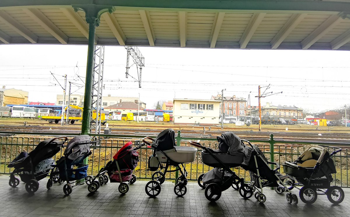 MalavoltaF's tweet image. Passeggini lasciati in stazione per le donne in arrivo dall'Ucraina con neonati. ❤️
Foto copyright F.Malavolta
#RussiaUkraineConflict #ukraine #WWIII #photojournalism