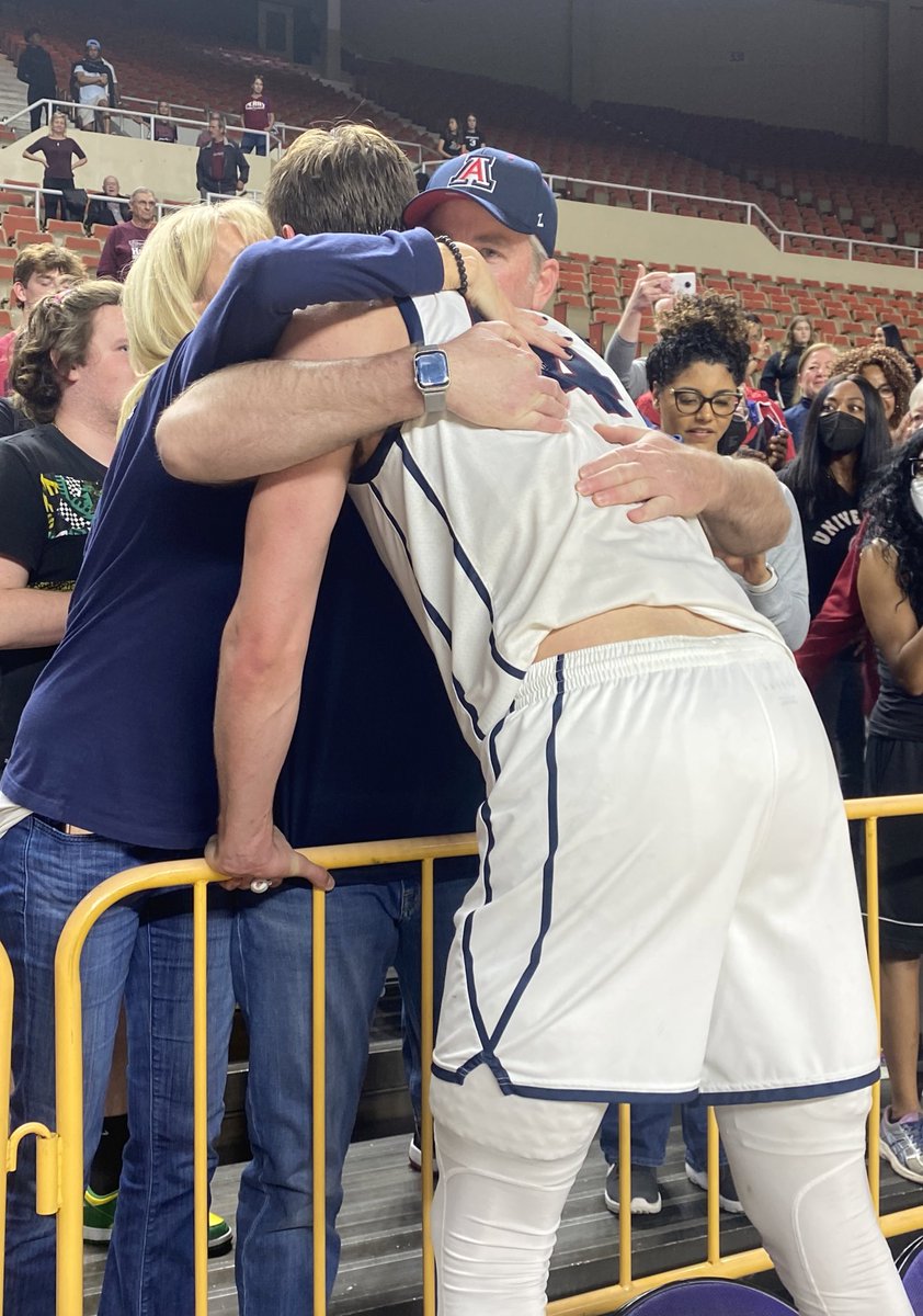 KevinMcCabe987's tweet photo. Love seeing this @PerryPumaMBB @bucketsallday45 the @ArizonaMBB commit getting hugs from mom and dad after winning the 6A State Title! ❤️💪🌵🐻👇 https://t.co/HeMAbfT5Yw