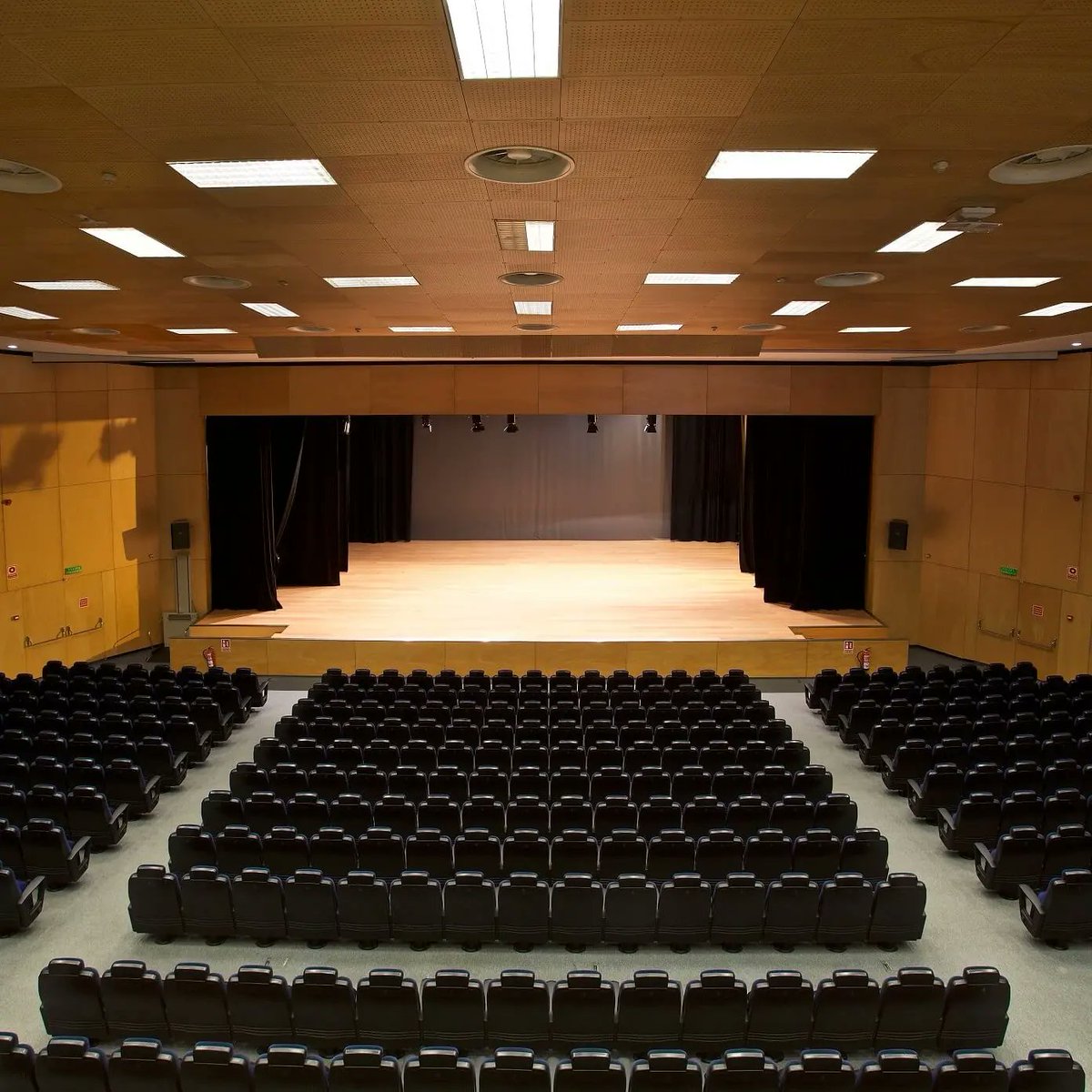 AndreuValor's tweet photo. 📣📣📣ÚLTIM CONCERT D'INSURRECTE AMB BANDA!!!
El proper 16 de març, en un marc tan especial com el Paranimf de la Universitat d'Alacant i dins del @sonora_circuit.
Invitacions: https://t.co/leRAl2P0Bq
Amb el luxe de col.laboració de l'artista invitada @neusferri.
#Insurrecte https://t.co/ePW6Qjlu1b