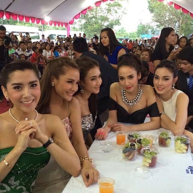 เห็นรูปนี้แล้วกุขำ555555555 นี่เป็นหนึ่งในคนในงาน จำได้ว่าเรียนพิเศษอยู่แล้วเค้าบอกพิอั้มมากุก็แวะไปขำๆจ้ะ ไม่คิดว่าเป็นงานที่จัดงี้ ของขวัญในงานคือผ้าขนหนูสีชมพูช็อกกิ่งพิ้งค์ผืนเล็ก ชั้นยังเก็บอยู่ในตู้เลย น่างสานมาก ออแกไนเส้อทำชี 😂