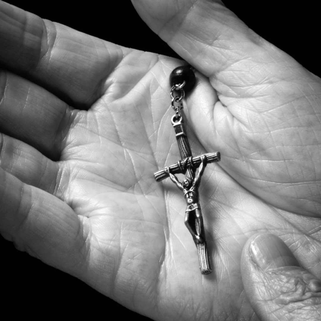 El que quiera seguirme, que se niegue a sí mismo, cargue con su cruz cada día y se venga conmigo. Pues el que quiera salvar su vida la perderá; pero el que pierda su vida por mi causa la salvará. 

#FelizJueves❤️