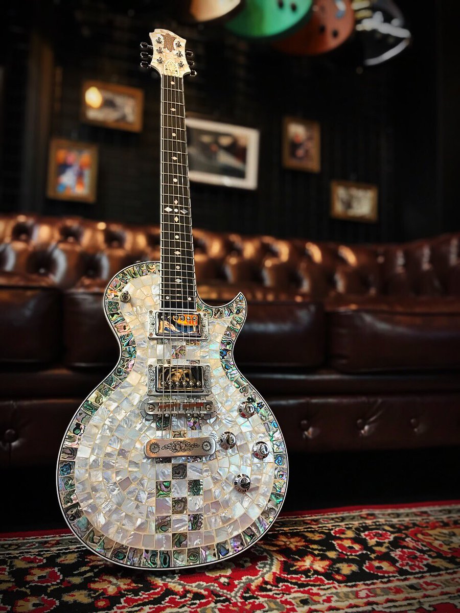gakkicenter's tweet photo. ZEMAITIS THE PORTRAIT Pearl Front, Ring Chess
Superlative.
#guitar #zemaitis #pearlfront #shelltop #chess #superlative #ギター #ゼマイティス #御茶ノ水楽器センター #パールフロント #チェス https://t.co/jwCcMfjhlK