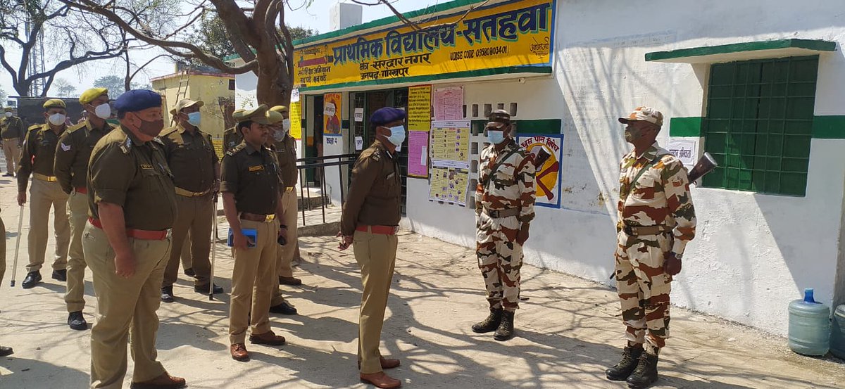 diggorakhpur's tweet photo. आज #विधानसभाचुनाव2022 के अंतर्गत छठे चरण के मतदान के दौरान आयुक्त गोरखपुर के साथ जनपद गोरखपुर के प्राथमिक विद्यालय सतहवा के मतदान केंद्र का भ्रमण कर,शांति एवं कानून-व्यवस्था बनाये रखने हेतु संबंधित को आवश्यक दिशा निर्देश दिये गये। 
#UPPolice
#UPP4FairPoll
#YourVoteMatters https://t.co/BiGDTZ2YBG