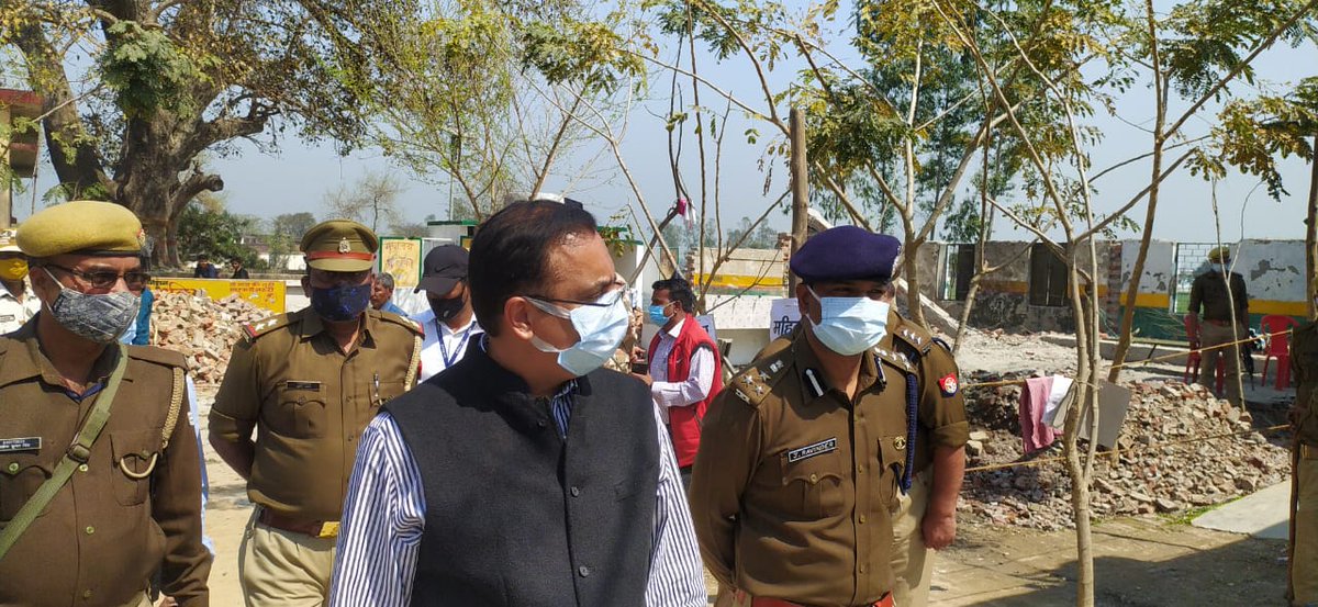 diggorakhpur's tweet photo. आज #विधानसभाचुनाव2022 के अंतर्गत छठे चरण के मतदान के दौरान आयुक्त गोरखपुर के साथ जनपद गोरखपुर के प्राथमिक विद्यालय सतहवा के मतदान केंद्र का भ्रमण कर,शांति एवं कानून-व्यवस्था बनाये रखने हेतु संबंधित को आवश्यक दिशा निर्देश दिये गये। 
#UPPolice
#UPP4FairPoll
#YourVoteMatters https://t.co/BiGDTZ2YBG