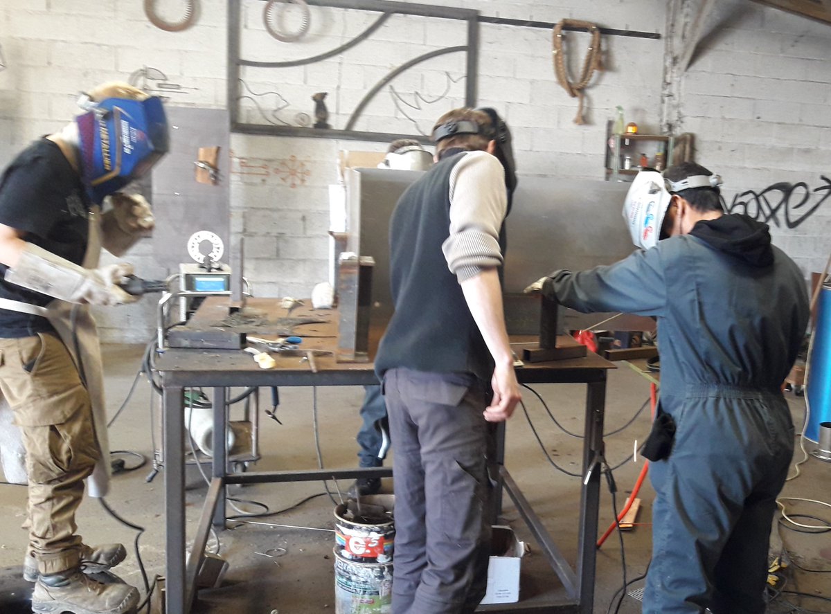 📌Travaux pratiques #soudure, dans le cadre de la capacité réalisation des travaux simples d'aménagement et de réparation pour les stagaires en CAPa métiers de l'#agriculture option #ruminants et #maraîchage.
📎Prochaine rentrée en septembre.
📱Renseignement au 02 43 68 24 97