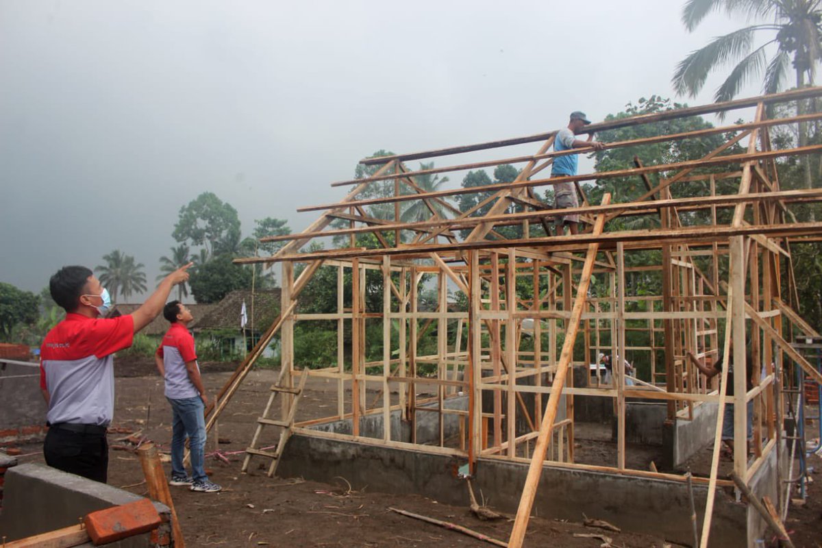 JNE_ID's tweet photo. Besar harapan kami agar bantuan tersebut bisa berguna untuk kebutuhan pembangunan huntara dan menjadi tempat tinggal sementara bagi warga yg terdampak bencana erupsi.
#JNE #JNEProbolinggi #ConnectingHappiness #JNE31Tahun #JNEMajuIndonesia #JNEPeduliSemeru #SaveSemeru https://t.co/hIt8jqh1AV