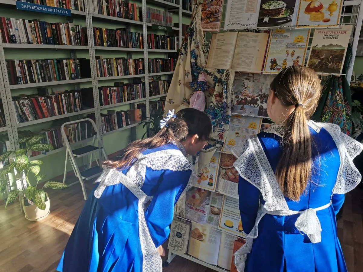 ul_lib18's tweet photo. Книжно - иллюстративная выставка "Широкая масленница" познакомит читателей с историей праздника, народными традициями, обычаями и приметами, а так же с разнообразием щедрой русской кухни.
#масленница #цбс #мобильныебиблиотеки https://t.co/tQIZ6rC5UR