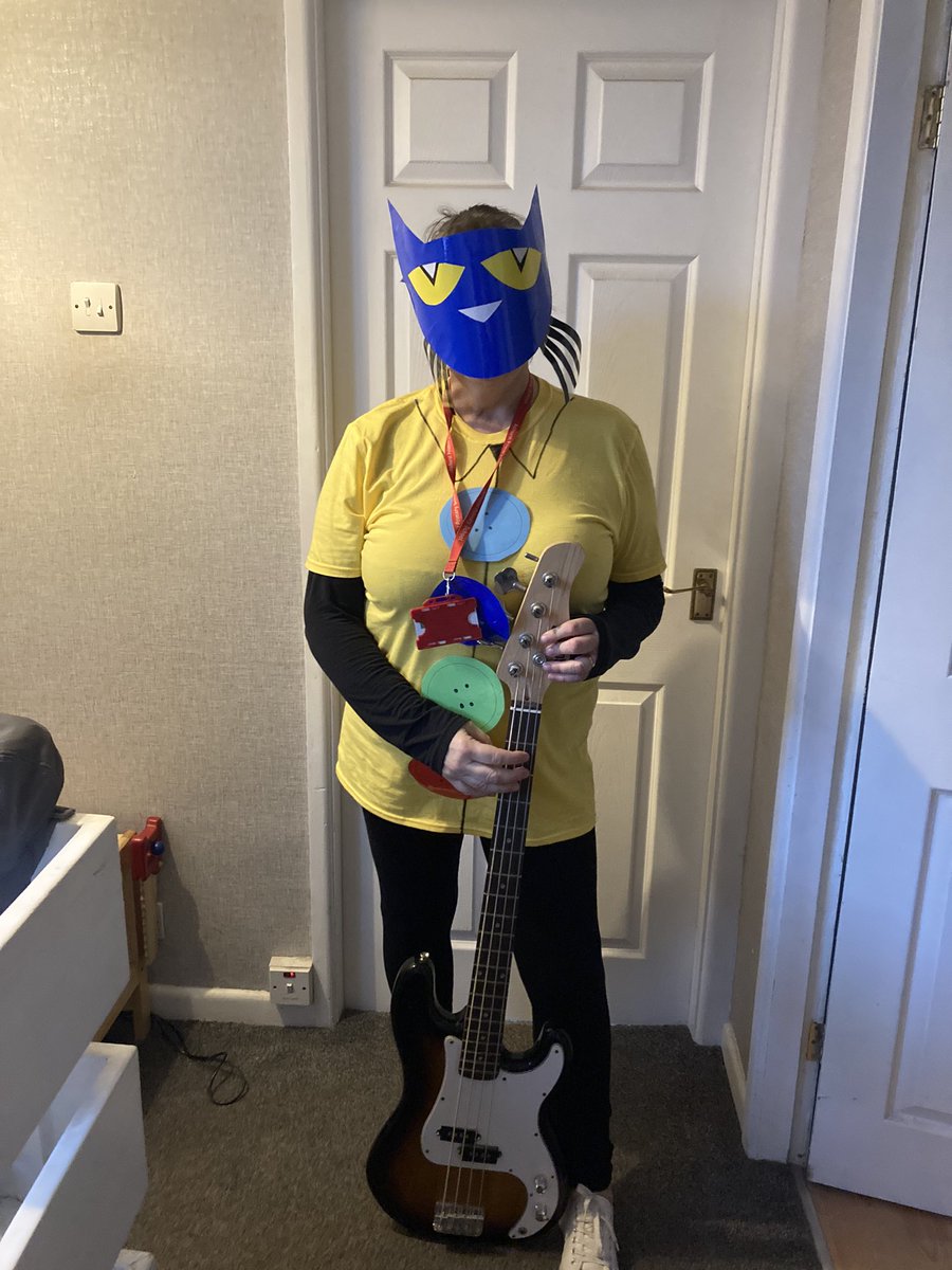 ignw36947's tweet photo. Pete the cat 2 books 1 outfit #groovybuttons #whiteshoes @ericlitwinbooks https://t.co/ZjVLmlwceG