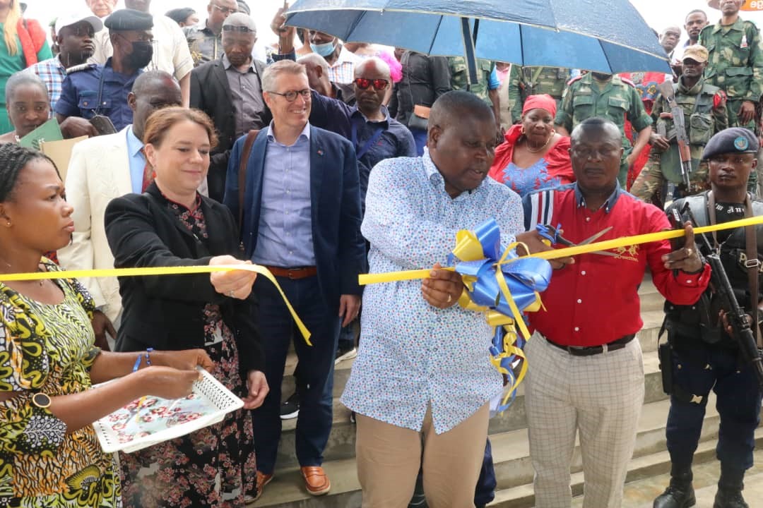 AmbSuisseRDC's tweet photo. @AmbSuisseRDC a eu l'occasion de visiter les diplômés de l'@apefasbl &amp; les réalisations du PASS V, le programme d'appui au système de santé au #Sudkivu, avec l'inauguration de l'auditorium pour femmes &amp; filles à Uvira. Les2⃣projets ont été financés par la Coopération Suisse🇨🇭. https://t.co/GfQk0Dnkrc