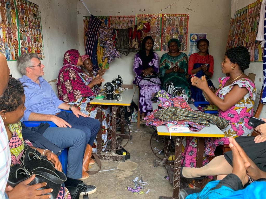 AmbSuisseRDC's tweet photo. @AmbSuisseRDC a eu l'occasion de visiter les diplômés de l'@apefasbl &amp; les réalisations du PASS V, le programme d'appui au système de santé au #Sudkivu, avec l'inauguration de l'auditorium pour femmes &amp; filles à Uvira. Les2⃣projets ont été financés par la Coopération Suisse🇨🇭. https://t.co/GfQk0Dnkrc