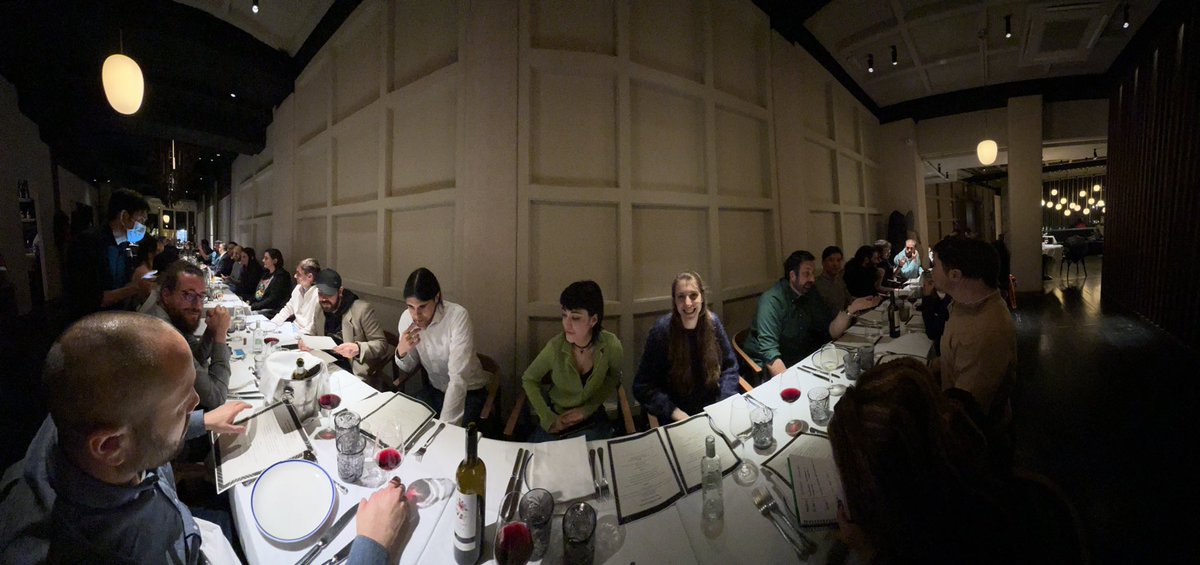 Imposible mencionar a todos los profesionales de la XR que nos dimos cita anoche para compartir una maravillosa cena y una buenísima conversación. España a la vanguardia de la realidad extendida y la construcción del futuro #Metaverso con el mejor #talento #MWC22