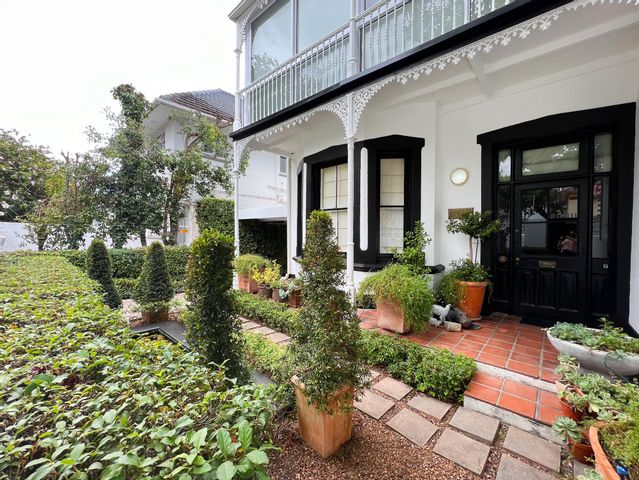 FOR SALE: 2 BEDROOM HOUSE CLAREMONT UPPER
ON SHOW:  15:00 to 17:00 Sunday, 06 March 2022
Asking Price R5,650,000
Contact Helen Hammill 083 418 8238 or Brigitte Marais 082 493 0309 to arrange a viewing.
ow.ly/Cuxh50I8NAB
#UpperClaremont #NewlandsVillage #CanvendishSquare