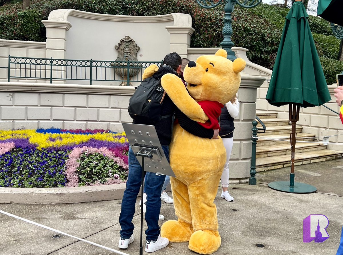 DLPReport's tweet photo. 📍Character hugs and closer contact are once again allowed at  Disneyland Paris: https://t.co/6I2nBpdTYv