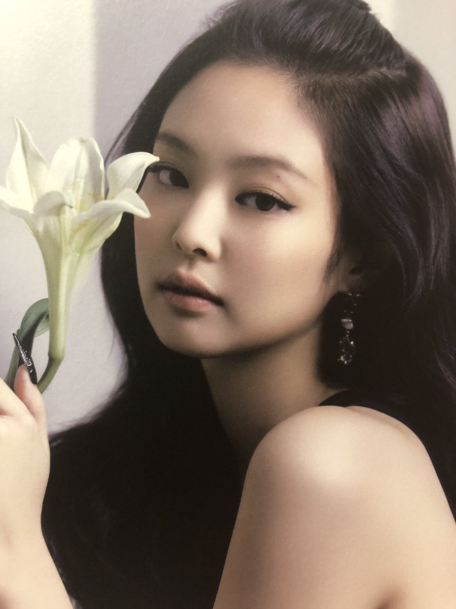 baddestjendeuk's tweet photo. WAIT THE FLOWER JENNIE HOLDING--- https://t.co/mWhZYvdFO0