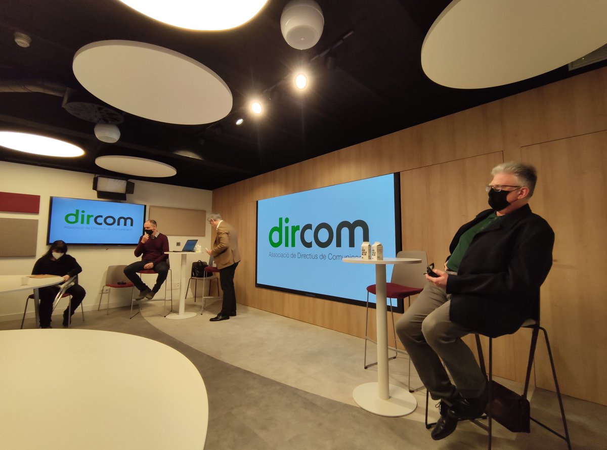 Dircomcat's tweet photo. 🖥️ Vols aprendre com es gestiona un #ciberatac a l'#empresa?

⚡ A punt d'iniciar a la @cambrabcn una nova sessió del cicle #DigitalSessions!

🗣️ Amb Albert Álvarez (@mossos) i @VirginiaLuzon i Jordi Hernández, de la @UABBarcelona!

👉 Preparats! Ho retransmetem en aquest fil! ⬇️ https://t.co/Wp7etEySV2