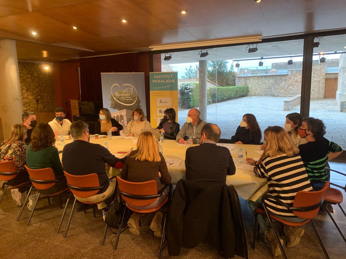 insperalada's tweet image. Primer líder-cafè a Peralada amb una bona representació de líders educatius. Analitzem els factors que afecten el benestar de la comunitat educativa i exposem accions que el poden millorar #lideratgeperalAprenentatge #liderazgoparaelAprendizaje @educaixa #arainsperalada