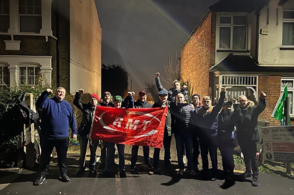 RMTunion's tweet photo. Tube union RMT members standing firm again in fight for jobs and pensions on London Underground #tubestrike this morning
#JusticeForKeyworkers #StopTheTubeCuts
https://t.co/CnBzoX4EXA https://t.co/7ywKsSrSOg