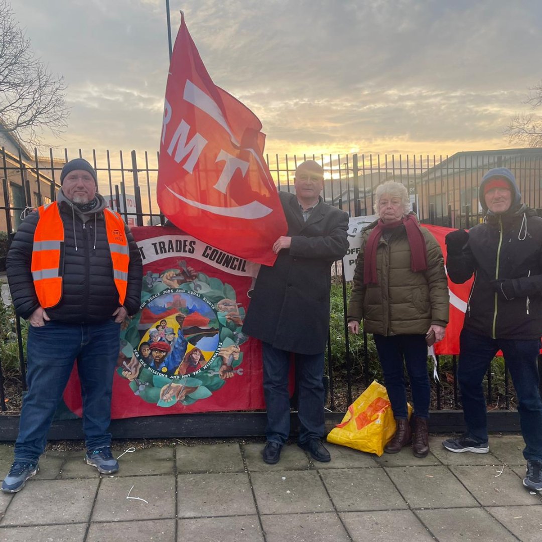 RMTunion's tweet photo. RMT General Secretary Mick Lynch on the picket line at Neasden this morning.
"We have repeatedly offered a way forward and it’s time for those calling the shots to start listening."
#tubestrike #JusticeForKeyworkers #StopTheTubeCuts https://t.co/LoxfsLnqmc