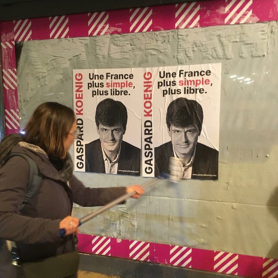 MouvementSimple's tweet photo. Opération collage dans les rues de Paris, pour une France plus simple, plus libre ! #Koenig2022 https://t.co/ZXD5c16dLp