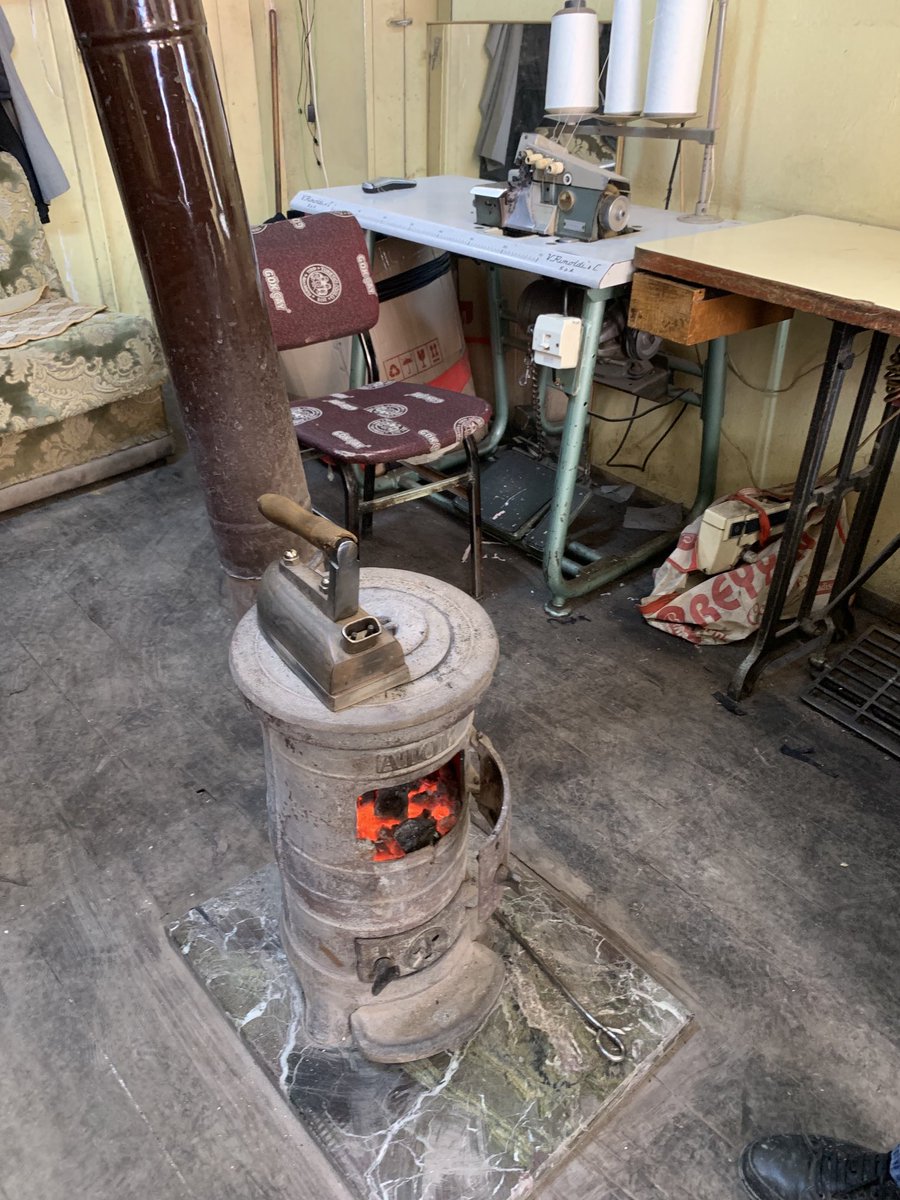 Bayburtlu emektar terzinin elektrik zamlarına karşı elektriksiz elektrikli ütü kullanmaya mecbur kalması…
Esnaf zamlara yetişemiyor.
#CHPEsnafMasası
#CHPBayburtta