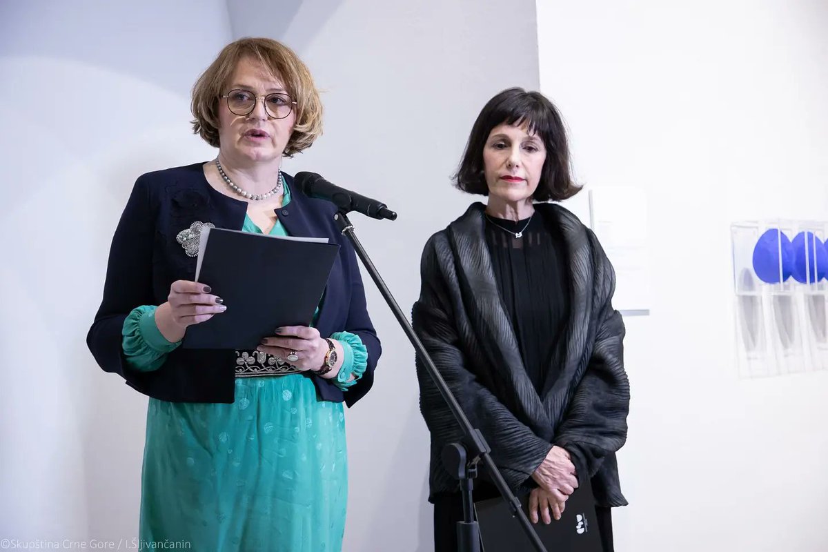 Potpredsjednica Skupštine 🇲🇪 <a href="/branka_bosnjak/">dr Branka Bošnjak</a> naglasila je da tema izložbe nije odabrana slučajno, već da upravo umjetnice, stvaraju portrete ženske samosvijesti i zaključila da obrada ove problematike predstavlja doprinos potrebi razbijanja društvenih tabua. 2/2