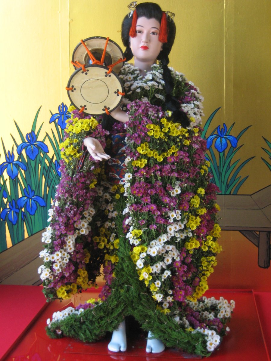 camelliakyoto's tweet photo. One custom that has all but fallen out of favour is the airing of dolls after the long and humid summer months. 
This miniature celebration took place on another of the year's main festivals, 'Chōyō-no-Sekku' (重陽の宴), on the 9th day of the 9th month.

➡️https://t.co/bp5YoRhAh0 https://t.co/NI5tOXiDqk