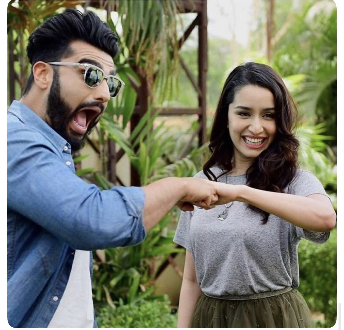 ArjunKapoorCafe's tweet photo. Congratulations Riya Somani aka @ShraddhaKapoor ๐
Happy #12YearsOfShraddhaKapoor in Bollywood ๐๐๐ฝ
#HalfGirlfriend throwbacks ๐๐
#HappyBirthdayShraddhaKapoor
#arjunkapoor #shraddhakapoor #arshra #12years #congratulations๐ https://t.co/RQbI0J3rXR