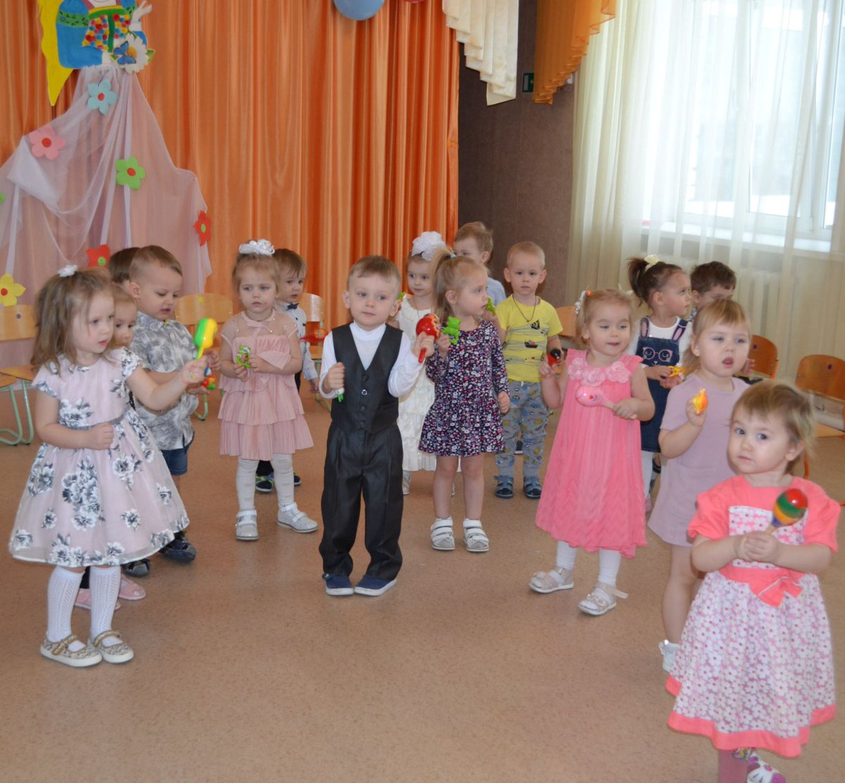 В край родной пришла весна
Земля проснулась ото сна.
Солнце светит горячей,
Чтоб детям стало веселей.
Кругом цветы и песни,
И солнышко лучи.
Встречают наши дети
Весёлый день весны!
В 1младшей группе "Ромашки" состоялось мероприятие "Весна-красна"