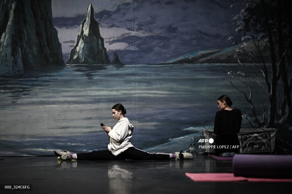 philippe_lopez's tweet photo. Members of the #Kiev Grand Ballet use their mobile phones to check the news from #Ukraine on the day of their last performance in #France https://t.co/FjV5XoD00m