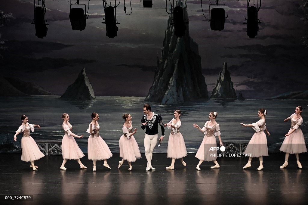 philippe_lopez's tweet photo. Members of the #Kiev Grand Ballet use their mobile phones to check the news from #Ukraine on the day of their last performance in #France https://t.co/FjV5XoD00m