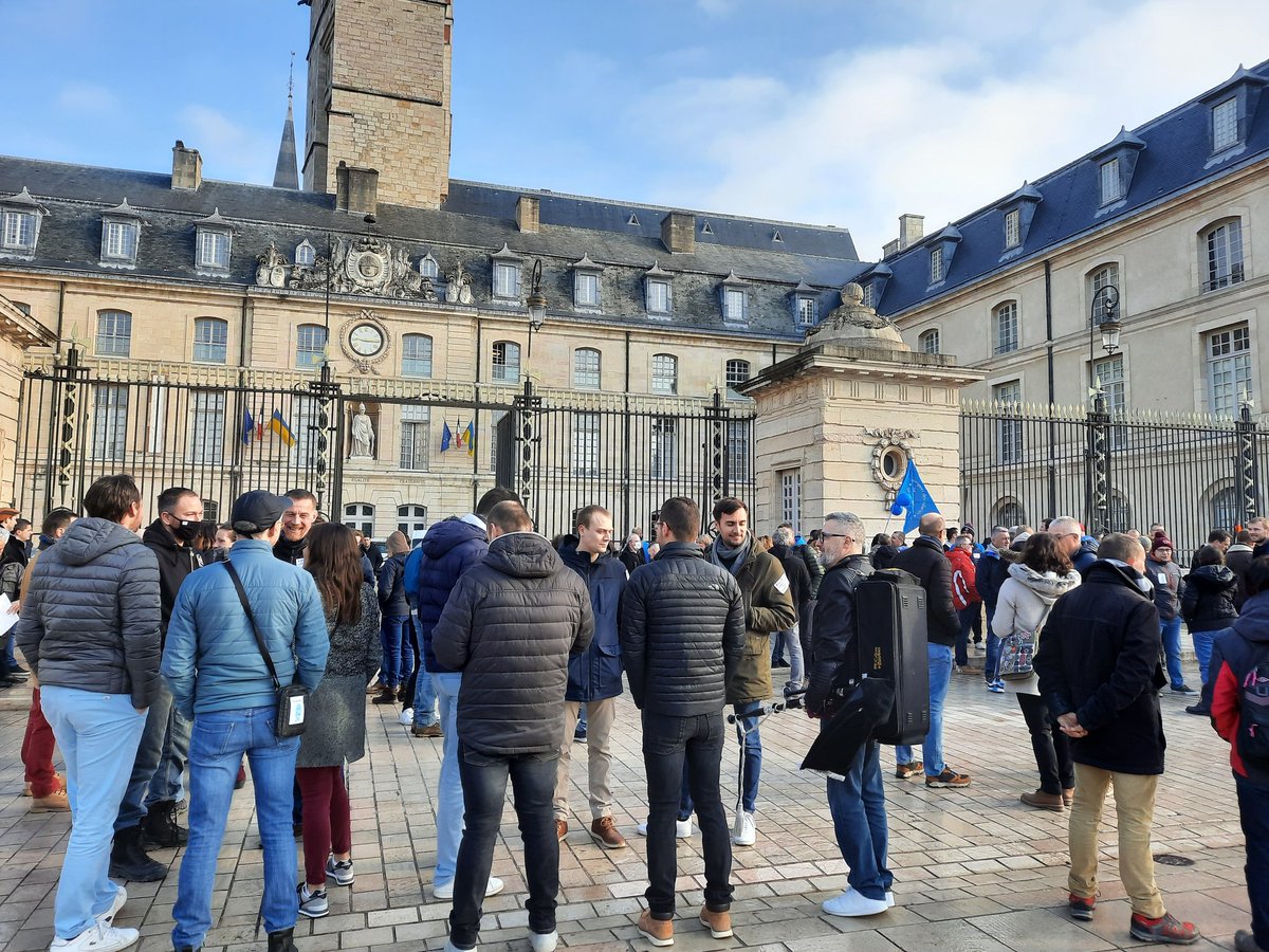 ici_bourgogne's tweet photo. Pour la 1ere fois depuis 52 ans les salariés du #CEA de #Valduc manifestent à #Dijon. Statuts et salaires n'ont pas progressé depuis 2009 https://t.co/Xh0FvLzEUt