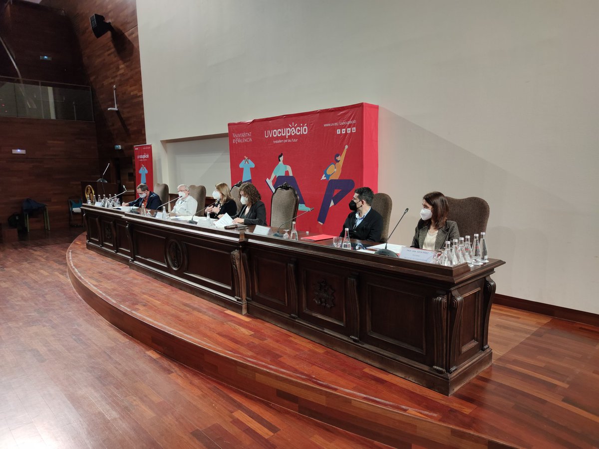 UVocupacio's tweet photo. 💼 La degana de @FacFisioUV Sofía Pérez anima a tot l'estudiantat a "aprofitar totes les oportunitats que vos esperen al #FòrumOcupacióUV de Ciències de la Salut". https://t.co/TDRATmMw0z