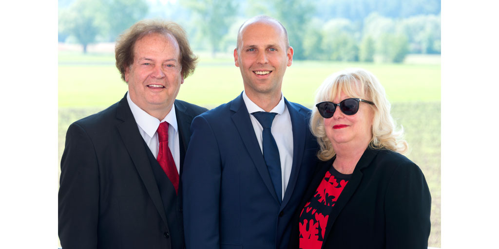Meilhaus Electronic feiert 45-jähriges Jubiläum. Als inhabergeführtes Familienunternehmen steht Meilhaus Electronic seit 45 Jahren für die Herstellung und den Vertrieb zuverlässiger Messtechnikgeräte. Auf dem Bild zu sehen sind Silvia, Albert und Stefan Meilhaus.
