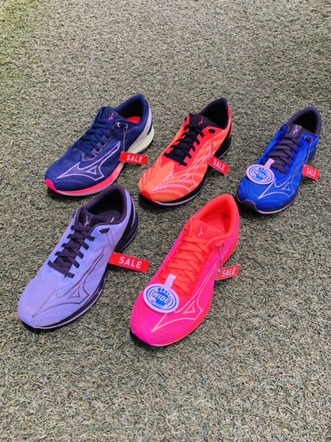 Mizuno_Osaka's tweet photo. #ミズノオオサカ茶屋町 ニュース📣
ランニングシューズがクリアランス👏
ウェーブエアロ19・ウェーブシャドウ5が30%OFFとなりました✨
レースはもちろん、ジムトレーニングでも使いやすいシューズです。
買い替えをご検討中の方はお早めに💨
#WAVEAERO19 #WAVESHADOW5 #ランニング #osaka #茶屋町 https://t.co/uZO8x53tNJ