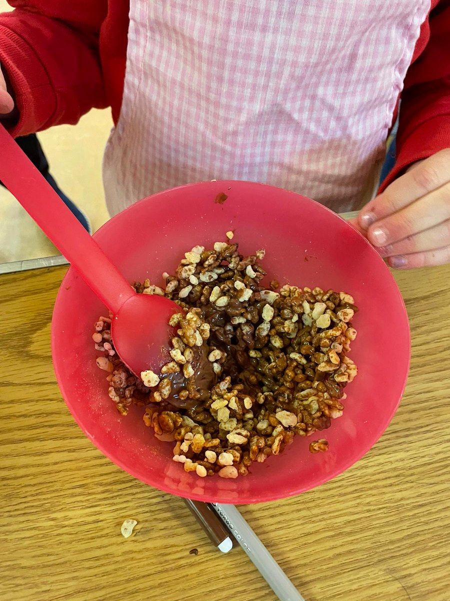To celebrate #FairtradeFortnight2022 I run a session at Stamford bridge rainbows. We made buns, talked about Fair trade and played games. The stoves were funded by <a href="/coopuk/">Co-op</a> local community fund in the previous years. #ItsWhatWeDo <a href="/Tom_MPM/">Tom Copeland</a> <a href="/Suzipatto/">Suzanne Patterson 🌈🌈</a> #coopstamfordbridge