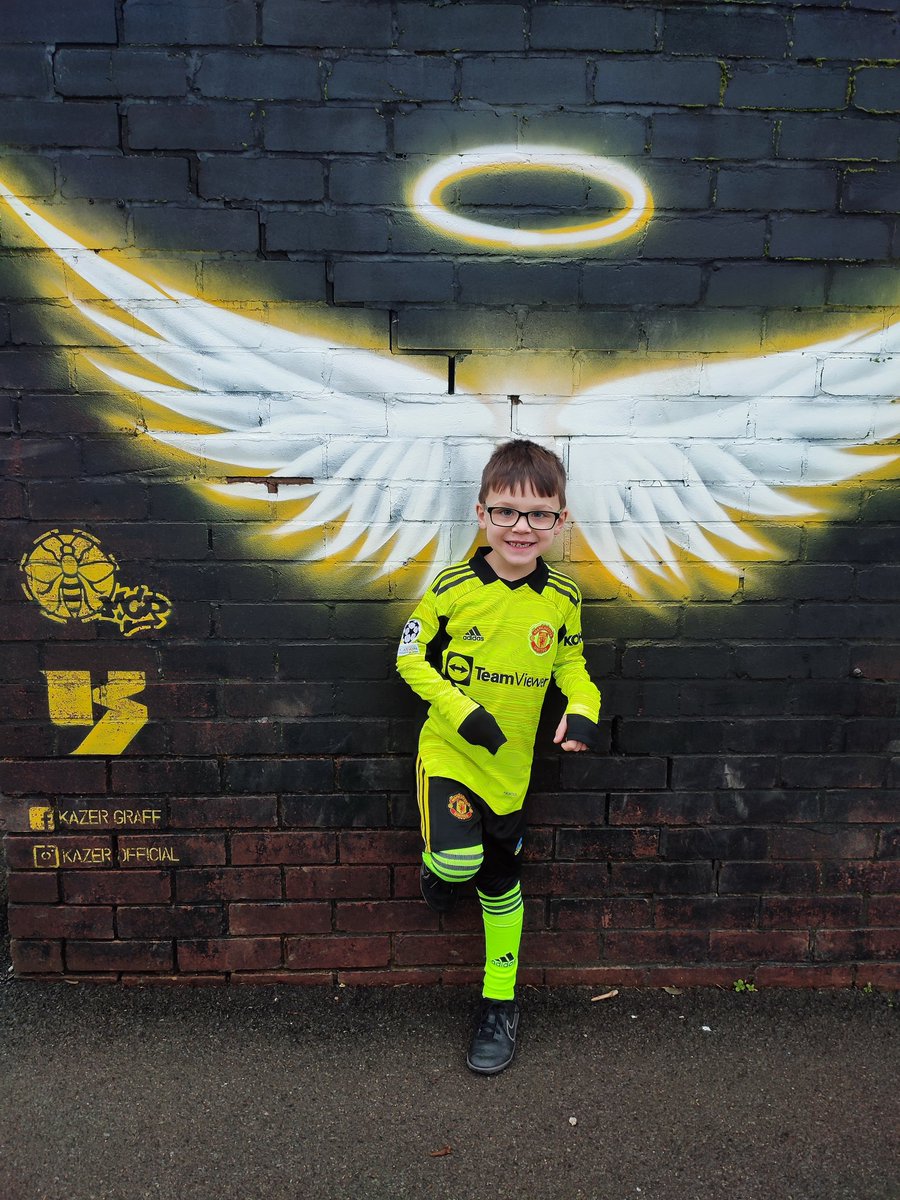 JadeHaniak's tweet photo. When the theme is dress as your hero, there's only one person this little one wanted to be for #WorldBookDay his goalkeeping hero @D_DeGea https://t.co/adx3JtUmkT