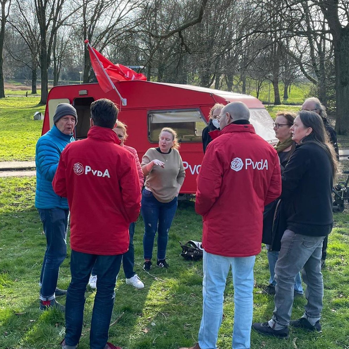 pvdautrecht's tweet photo. Gisteren was dag 2 van de #woonweek. Op de Croeselaan in gesprek met bewoners over het behoud van hun betaalbare huizen. En ’s middags in Park de Gagel. Onze boodschap: bouw niet in het groen, voorkom gentrificatie van de wijk en investeer vooral in de mensen zelf. https://t.co/VBD8Bh0jrO