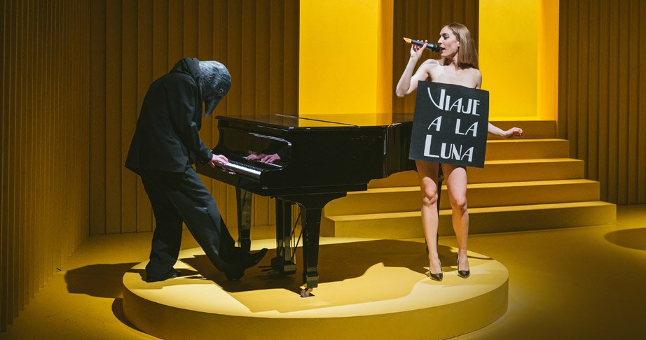 teatrelliure's tweet photo. 🎭 #ViajeALaLuna
4 nominacions als #PremisDeLaCritica 2021 de @Recomana_:
✨ DRAMATÚRGIA/ ADAPTACIÓ: @martapazoss
✨ IL·LUMINACIÓ: #Cubebz
✨ MÚSICA ORIGINAL O ADAPTADA: Hugo Torres
✨ VESTUARI: Alejandra Lorenzo
#TeatreLliure https://t.co/xCbBbRkmL3