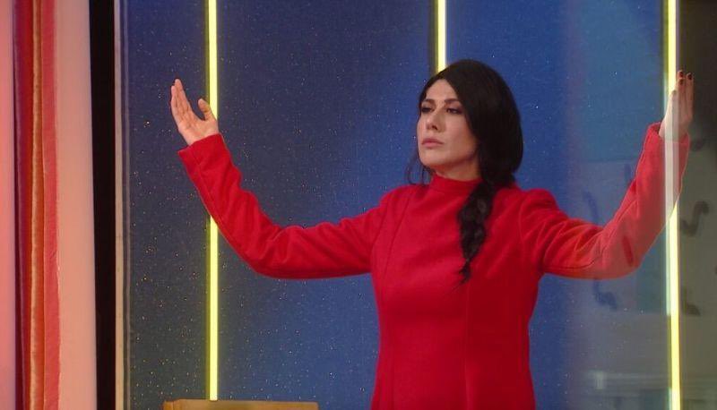 Virginia Raffaele regina assoluta che con le stesse imitazioni e gag che fa da inizio carriera arriva seconda e si autoelimina perché si era rotta il cazzo di non poter ridere ♥️ #LOL2