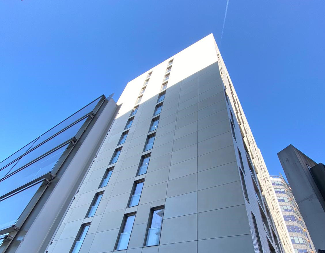 3 Canalside Walk, Paddington, London includes 1,900 m2 of external #GRC #GFRC cladding panels supplied by  <a href="/GRCAssociation/">GRC Association</a> Member <a href="/AlterEgoFacades/">AlterEgo Facades</a> &amp; manufactured by Full Member KROE
The white panelled façade is a soaring structure.
More on #GRCA website at grca.online/case-studies/3…