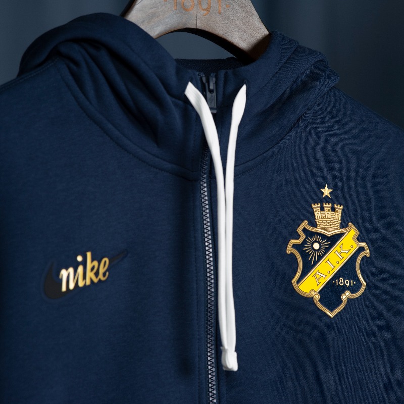 AIKfotboll's tweet photo. Ute nu: AIK Royal Edition-kollektionen!
Kolla in den på https://t.co/2cfeoKuqhA eller i butiken i Friends Arena som i dag håller öppet mellan kl 11-18. #aikroyaledition