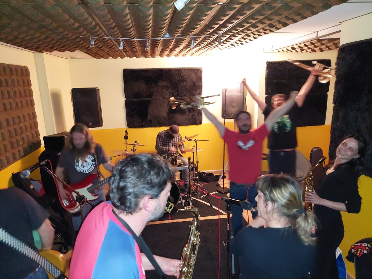 Hemos sobrevivido. Ensayando a tope y deseando anunciaros próximos conciertos en breve. Stay tuned.