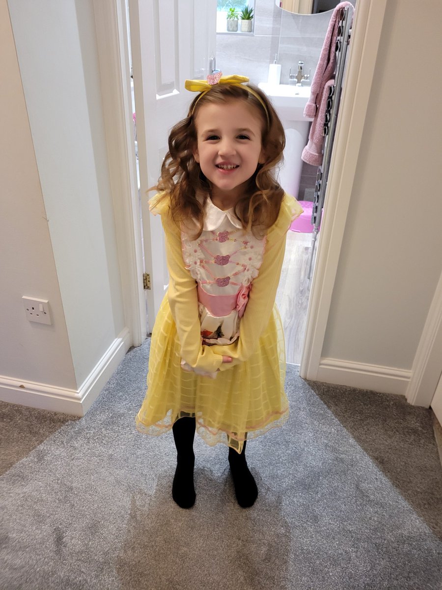 lucyjoymac1's tweet photo. @foundmelthamce @yr6melthamce  #WorldBookDay #oompalumpa 🍭🍬🍫 #goldilocks 🐻🐻🐻 https://t.co/HSh6Sj9aDa