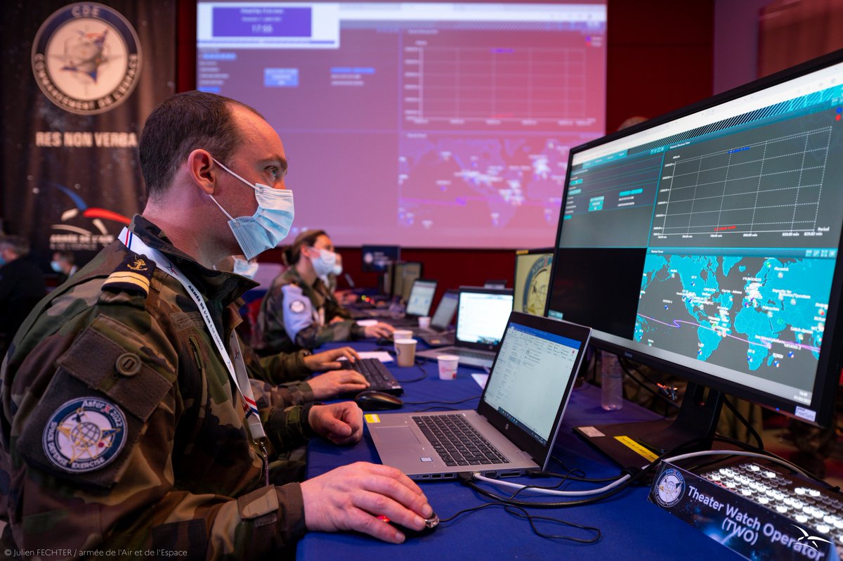 CrisotechParis's tweet image. ➡ Le scénario de la 2ème édition d’#AsterX 2022 intègre 16 événements spatiaux complexes basés sur les risques &amp;amp; menaces auxquels la France pourrait faire face. Risques de collision, rapprochements dans l’espace, brouillages des antennes… sont intégrés dans l'exercice.