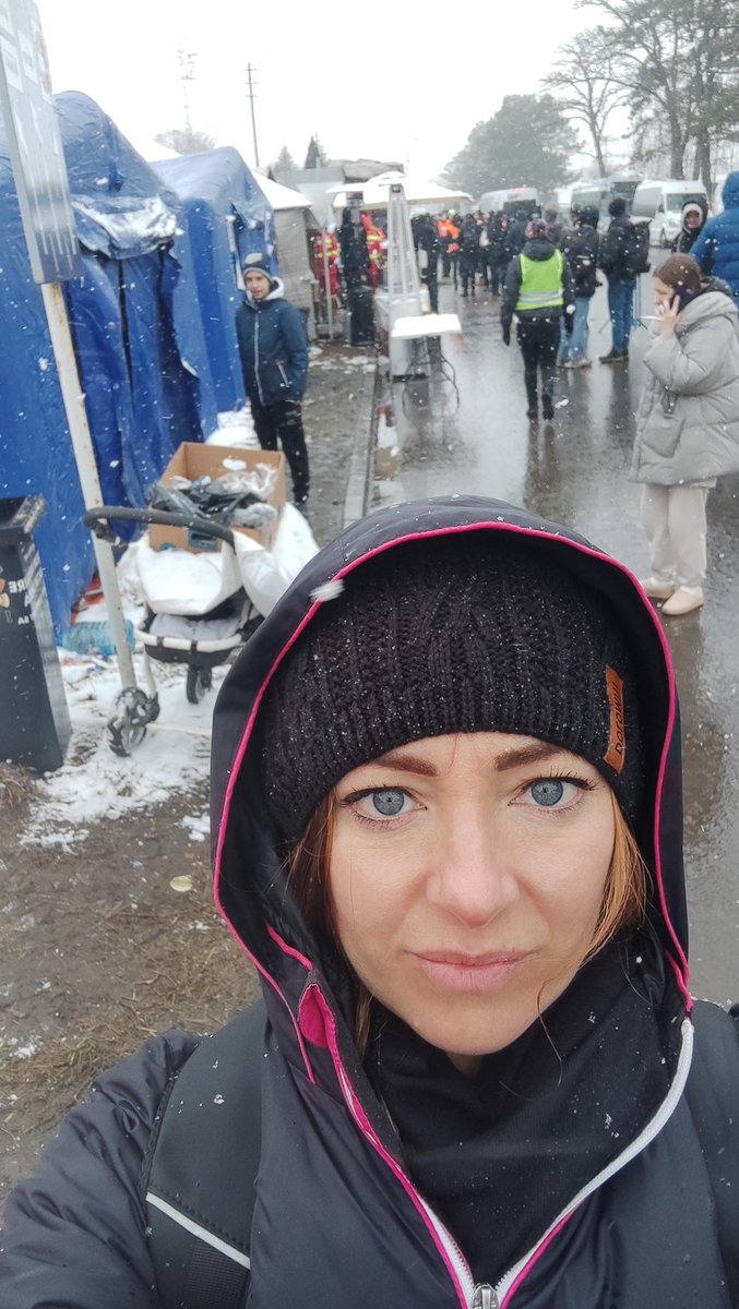 LTangherlini's tweet photo. Tende contro il freddo. Neve sui passeggini e sui bagagli. Coperte sulle spalle. Romania, Siret. 
 Confine ucraino @RaiNews https://t.co/mwDsaD4E9s