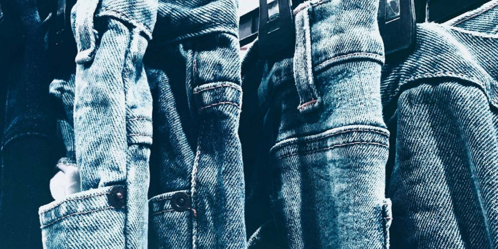 EC_magazine's tweet photo. 20% of the world’s cotton supply comes from Xinjiang, where forced labour of the Uyghur population is common.
We delve into this and much more in our updated Ethical Jeans guide: https://t.co/dqmUPW7A3Z https://t.co/MwvlrBiOEL